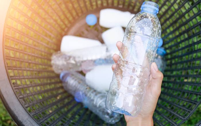 زجاجة المياه البلاستيكية 