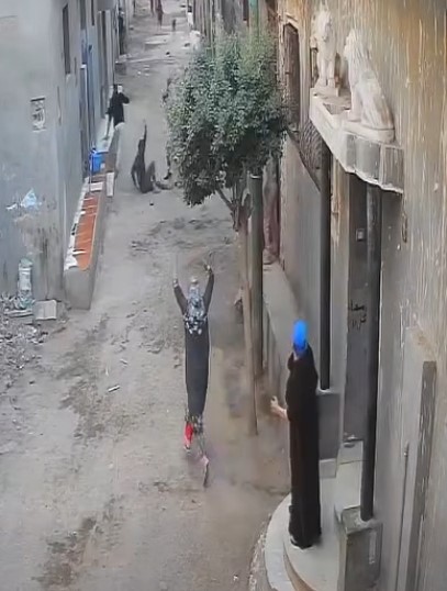 اعتداء شخصين على آخر بالشوم<br>