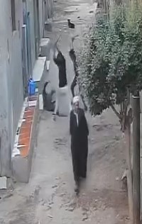 اعتداء شخصين على آخر بالشوم<br>