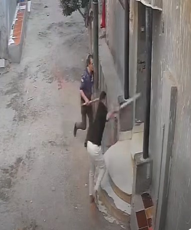 اعتداء شخصين على آخر بالشوم<br>