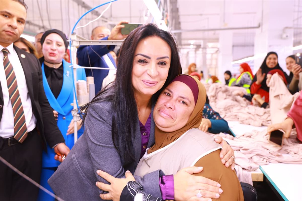وزيرة التضامن تتفقد مشروعات مصنع الغزل بالفيوم