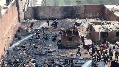 إخماد حريق هائل بعشش سكنيه في حدائق القبة