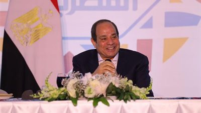 بالصور .. السيسي يدير حوارا مفتوحا مع المواطنين فى الأسمرات