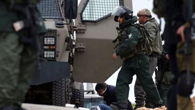 الاحتلال يعتقل 14 مواطنا ويغلق مداخل بيت أمر شمال الخليل