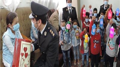 إحتفالاً بيوم اليتيم.. الداخلية ترسم البسمة على وجوه الأطفال  بهدايا وزيارات