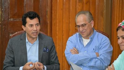 صبحي يجتمع بقيادات الوزارة لمناقشة الملفات الإنشائية والاستثمارية