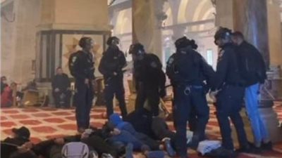 القوات الإسرائيلية تقتحم المسجد الأقصى وتعتقل أكثر من 350 شخصا