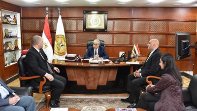 القوى العاملة يلتقي رئيس جهاز تنمية المشروعات المتوسطة والصغيرة