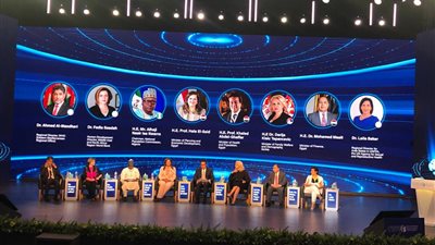 وزير الصحة يستعرض نموذجًا حيًا لسرعة زيادة المواليد على الساعة السكانية في مصر