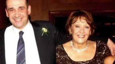 لقطات مؤثرة من جنازة والدة كريم عبدالعزيز بحضور نجوم الفن