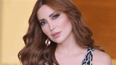 نسرين طافش تتسلم شهادة لرفع قرار منعها من السفر