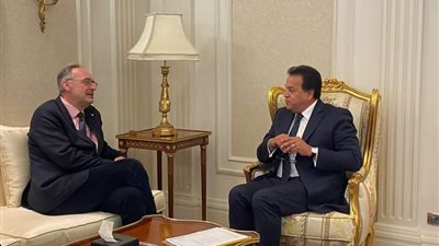 وزير الصحة يستقبل مدير معهد الالتهابات البكتيرية بمعهد 