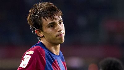 برشلونة يبحث الحفاظ على نجمه بعد التألق