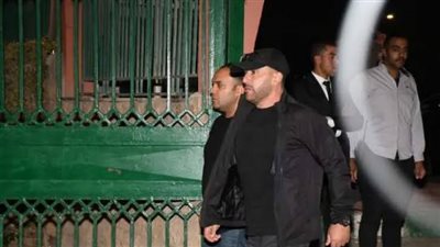 السقا وأحمد حلمي وأشرف ذكي يقدمون واجب العزاء لكريم عبد العزيز