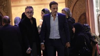 نجوم الفن يقدمون واجب العزاء في والدة كريم عبدالعزيز