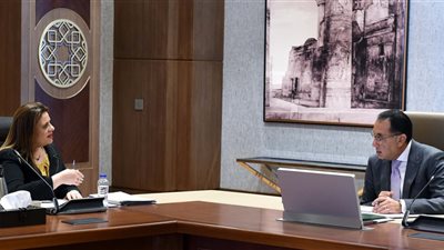 «مدبولي» يتابع مع وزيرة الهجرة عدداً من التيسيرات المقدمة للمصريين بالخارج