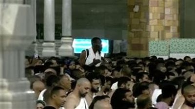 معتمر عملاق طويل القامة يثير الذعر بين المعتمرين في الحرم المكي