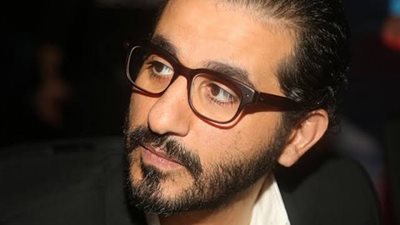 الحزن يُسيطر على النجم أحمد حلمي في عزاء شقيقه