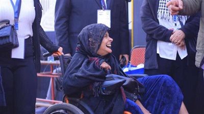 الشرطة تساعد مسنة على كرسي متحرك للإدلاء بصوتها في الانتخابات الرئاسية (صور)