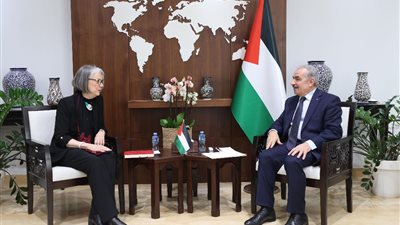 اشتية يبحث مع كيت فوربس تعزيز الجهود الإغاثية في غزة