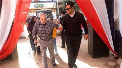 في لفته إنسانية.. الشرطة تُساعد كفيفا على الإدلاء بصوته عن طريق ورقة برايل