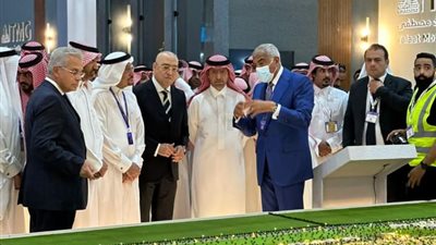 وزير الإسكان يشارك في افتتاح معرض 