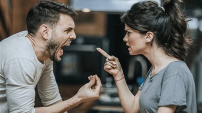 عامل يُقرر التخلص من زوجته بحيلة غريبة في عيد الحب