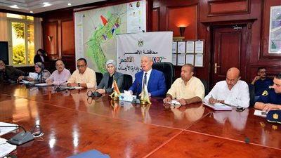 محافظ الأقصر يترأس اجتماعًا لمتابعة موقف مشروعات 