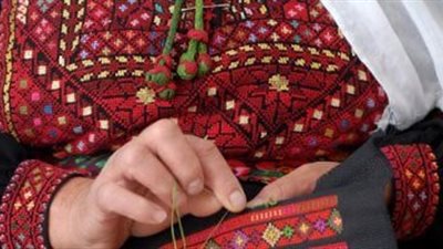بعد ظهوره في مليحة.. تعرف على طرق تطريز الزى الفلسطيني وأنواعه ورموزه