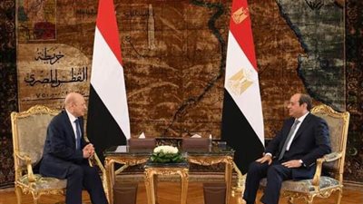 الرئيس عبد الفتاح السيسي يستقبل رئيس مجلس القيادة الرئاسي بالجمهورية اليمنية (صور)