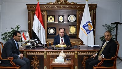 محافظ قنا: نسعي لتهيئة الأجواء المناسبة لخلق مناخاً جاذباً للمستثمرين