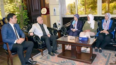 محافظ الأقصر يلتقي بأعضاء لجنة تقييم المشروعات لمتابعة أعمالها