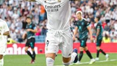 بنزيما يقود الريال لفوز ساحق على ألميريا في مباراة محمومة