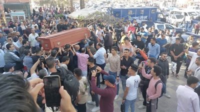 آسر ياسين وريهام عبدالغفور.. أبرز النجوم في جنازة مصطفى درويش (صور)