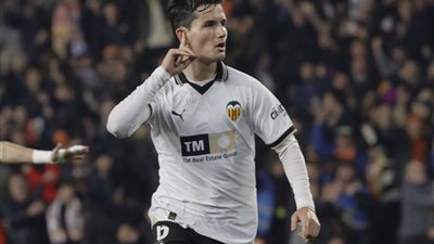 فالنسيا يخطف نقطة ويتعادل أمام برشلونة في الدوري