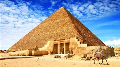 السياحة والأثار تكشف حقيقة اكتشاف مجسم بجوار هرم خوفو