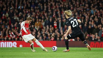 أرسنال يفوز على لوتون تاون بثنائية ويعتلي صدارة البريميرليج مؤقتاً