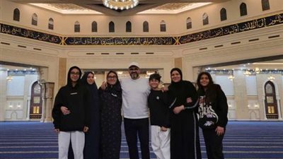 أكرم حسني يصطحب أسرته لتأدية العمرة في آخر جمعة من رمضان