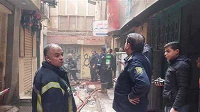 الدفع بـ 3 سيارات لإخماد حريق التهم محتويات مخزن في الموسكي (صور)