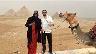 تيريس جيبسون يزور مصر بصحبة الفنان محمد كريم