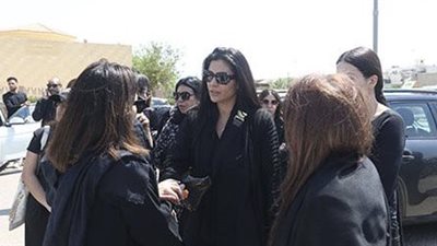 ساندي علي تودع جثمان والدتها لمثواه الأخير