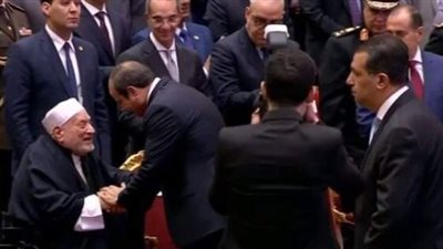 لفته انسانية طيبة.. السيسي يصافح أحمد عمر هاشم في احتفالية ليلة القدر