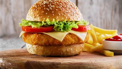 بمذاق شهي ورائع.. طريقة تحضير برجر الدجاج في المنزل زي المطاعم