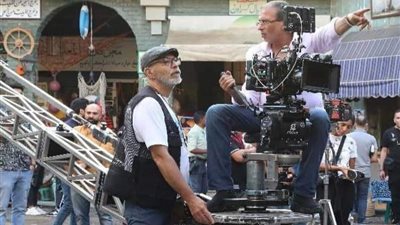 احتفال خالد يوسف بيوم ميلاده في لوكيشن التصوير