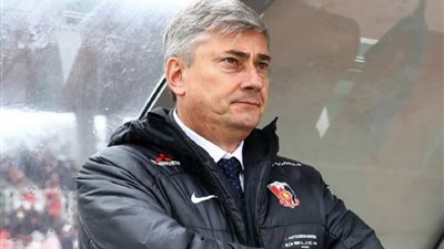 رؤية استراتيجية: مدرب أوراوا يكشف اختلافات حاسمة بين مواجهتي الأهلي وسيتي