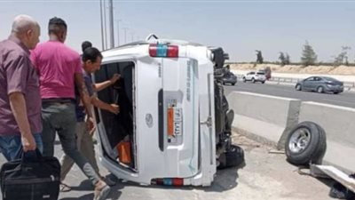 إصابة 10 أشخاص في حادث انقلاب ميكروباص بالطريق الصحراوي الشرقي