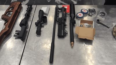 جمارك القاهرة تضبط خمسة ركاب بحوزتهم مخدرات وأسلحة بيضاء.. صور