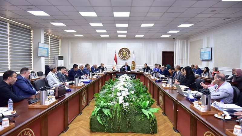 وزير العمل خلال الاجتماع