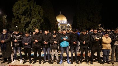 رغم قيود الإحتلال.. 20 ألفا يؤدون صلاتي العشاء والتراويح في الأقصى