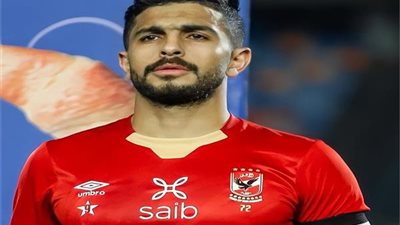 احتفال أيمن أشرف مدافع البنك الأهلى بعيد ميلاده الـ